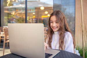 Çocuklar neden online Almanca kurslarına katılmalı? Çünkü; online Almanca dersleri ile çocuklar yeni bir dil öğrenerek geleceklerine en güzel yatırımı yapma imkânı buluyorlar